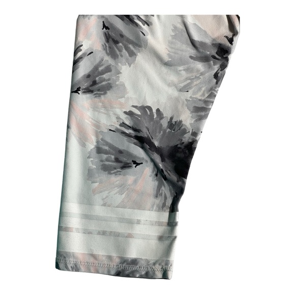 fabletics Capri leggings size Large moisture‎ wicking fabric - Picture 7 of 8